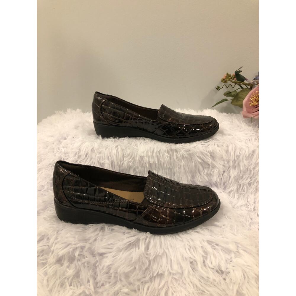 Clarks Gael Angora women's Loafers Brown Croc-embossed Leather Finish Size 6M